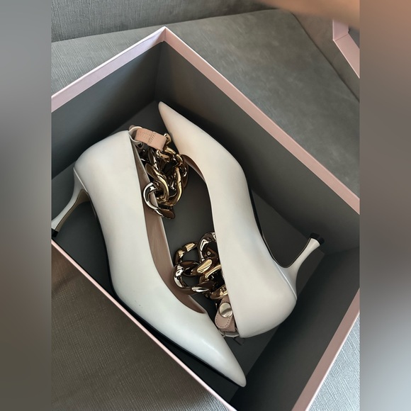 No. 21 OFF WHITE PUMPS W/ GOLD CHAINS - Picture 12 of 14